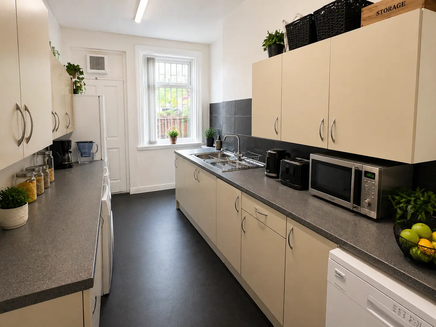 8 bedroom student house to rent on Ash Grove, Hyde Park, Leeds — photo 2