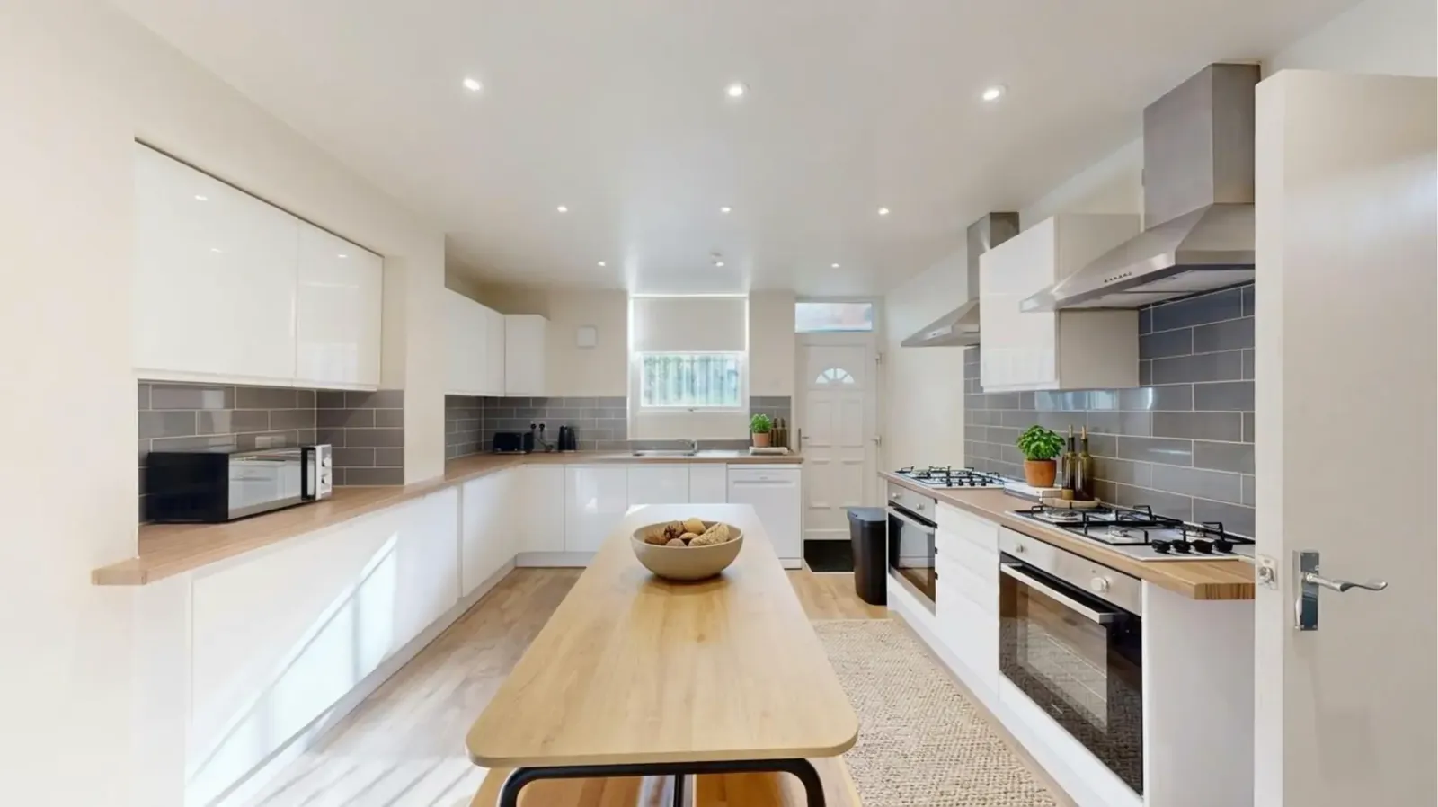 7 bedroom student house to rent on Ash Grove, Hyde Park, Leeds — photo 2