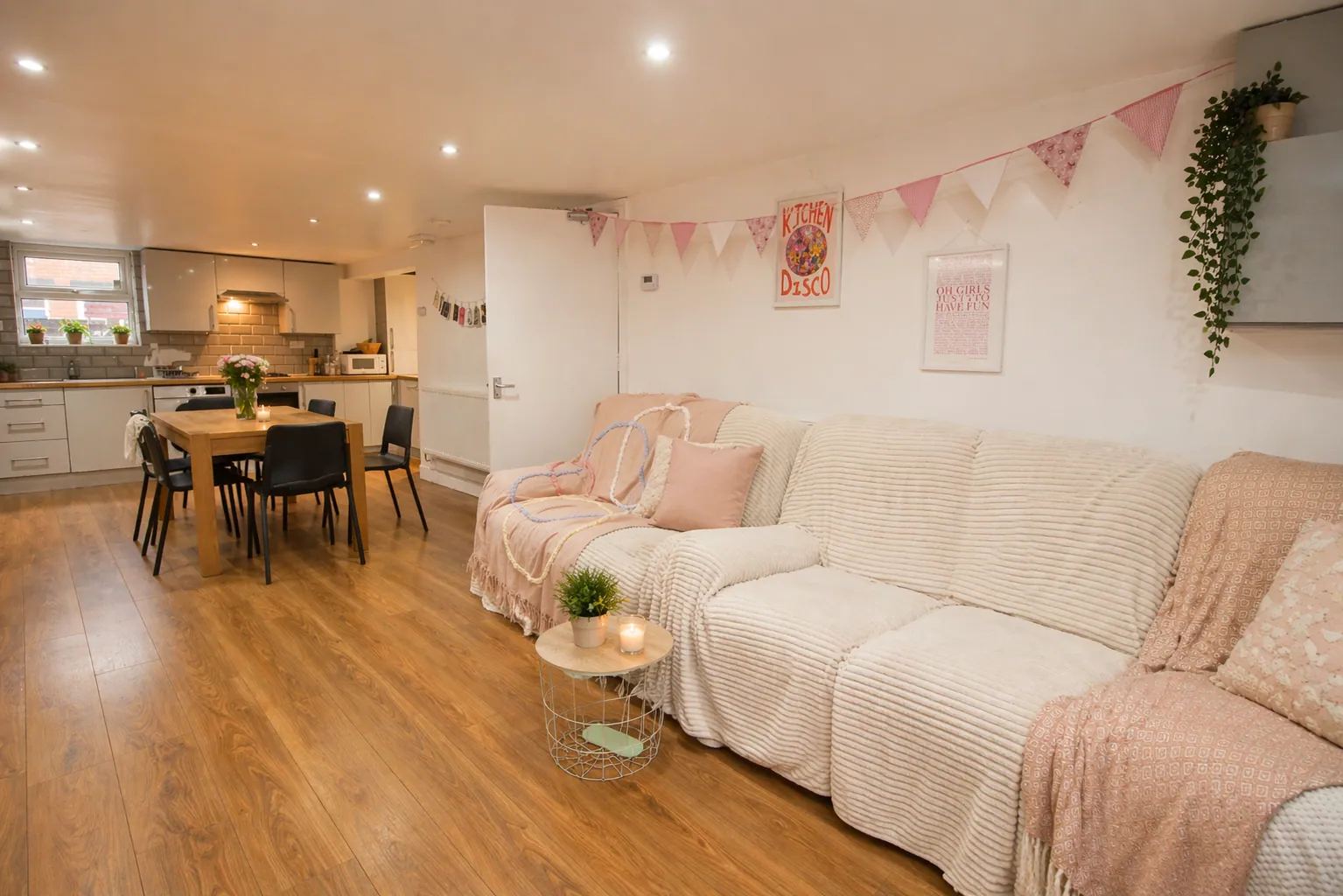6 bedroom student house to rent on The Village Street, Burley, Leeds — photo 2
