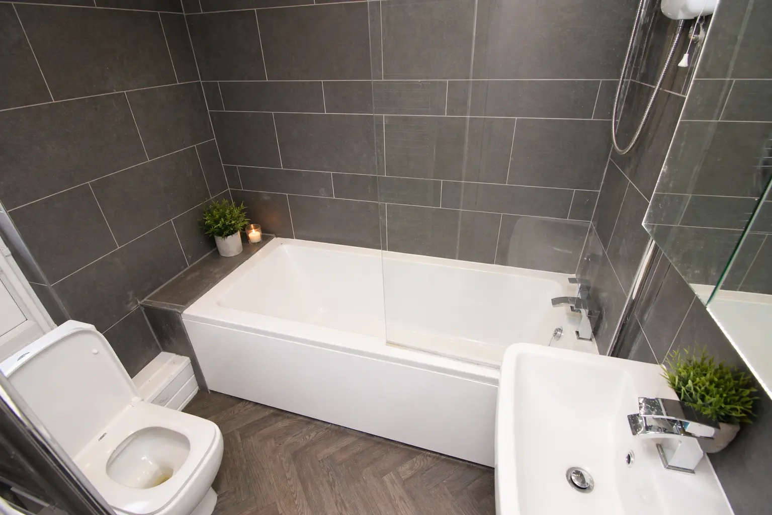 6 bedroom student house to rent on Chestnut Avenue, Hyde Park, Leeds — photo 2