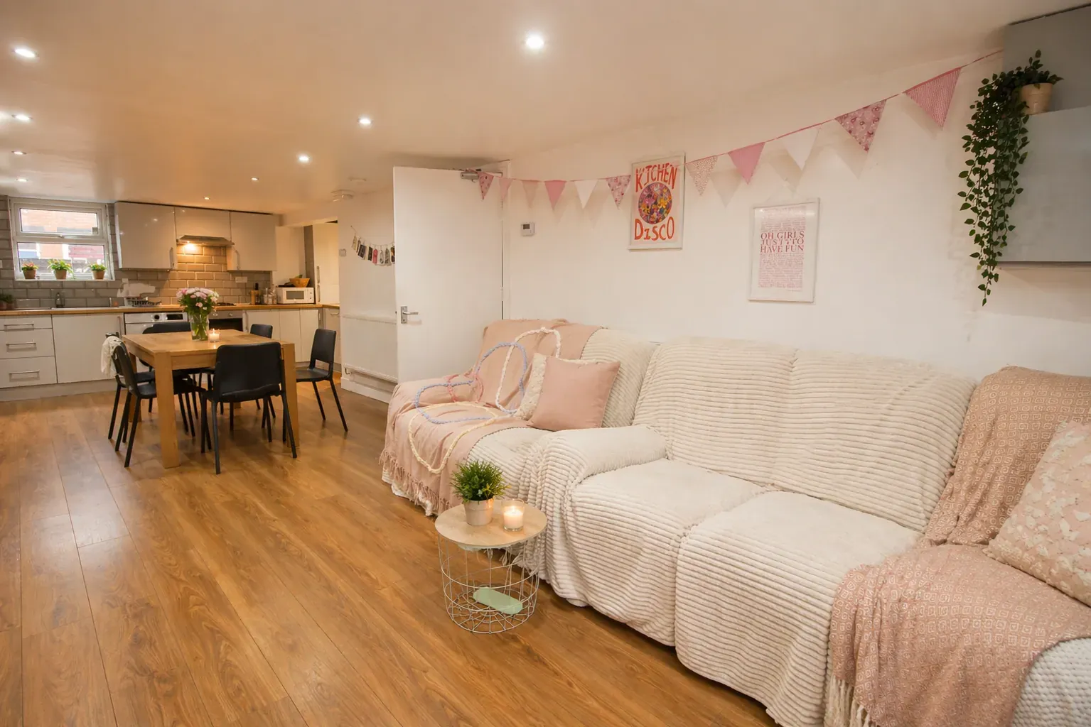 6 bedroom student house to rent on The Village Street, Burley, Leeds — photo 2
